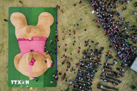 Chú gấu bông khổng lồ được trưng bày tại Xonacatlan, Mexico ngày 28/4/2019. (Ảnh: AFP/TTXVN)
