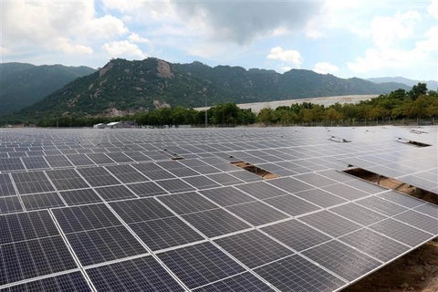 Nhà máy điện mặt trời Vĩnh Tân 2 có công suất lắp đặt 42,65 MWp với tổng mức đầu tư 986,2 tỷ đồng. (Ảnh: Nguyễn Thanh/TTXVN)