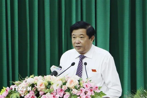 Chủ tịch Hội đồng Nhân dân tỉnh Vĩnh Long Bùi Văn Nghiêm phát biểu tại kỳ họp. (Ảnh: Phạm Minh Tuấn/TTXVN)
