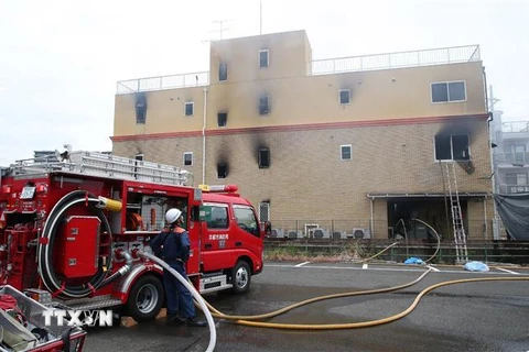 Lính cứu hỏa nỗ lực dập lửa vụ cháy xưởng phim thuộc Công ty hoạt hình Kyoto ở Kyoto, Nhật Bản ngày 18/7/2019. (Ảnh: Kyodo/TTXVN)