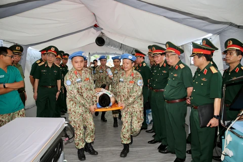 Thượng tướng Nguyễn Chí Vịnh, Thứ trưởng Bộ Quốc phòng kiểm tra công tác chuẩn bị Bệnh viện dã chiến cấp 2 số 2. (Ảnh: Dương Giang/TTXVN)