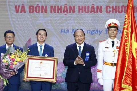 Thủ tướng Nguyễn Xuân Phúc trao Huân chương Độc lập hạng Ba cho Bệnh viện K Trung ương. (Ảnh: Thống Nhất/TTXVN)