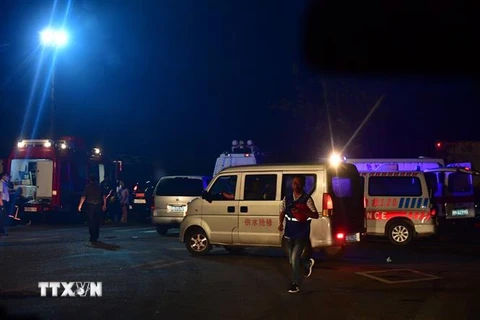 Nhân viên cứu hộ tới hiện trường vụ nổ nhà máy khí đốt tại thị trấn Nghĩa Mã, Hà Nam, Trung Quốc ngày 20/7. (Ảnh: THX/TTXVN)