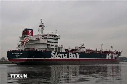 Tàu Stena Impero, treo cờ Anh đi qua vùng biển ngoài khơi thành phố Amsterdam, Hà Lan ngày 26/12/2018. (Ảnh: AFP/TTXVN)