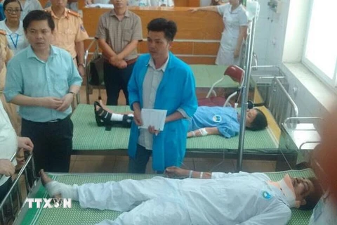 Bộ trưởng Bộ Giao thông Vận tải Nguyễn Văn Thể thăm, tặng quà các nạn nhân đang điều trị tại Bệnh viện đa khoa huyện Kim Thành, Hải Dương. (Ảnh: Mạnh Minh/TTXVN)