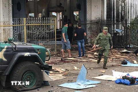 Cảnh sát và binh sỹ điều tra tại hiện trường vụ đánh bom liều chết ở Jolo, tỉnh Sulu, Philippines, ngày 27/1/2019. (Ảnh: THX/ TTXVN)
