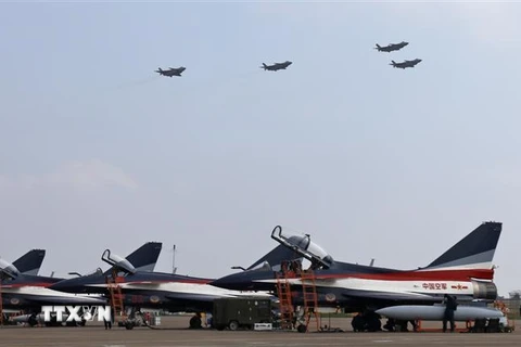 Máy bay chiến đấu J-20 bay biểu diễn tại Triển lãm Hàng không ở Chu Hải ngày 11/11/2018. (Ảnh: THX/TTXVN)