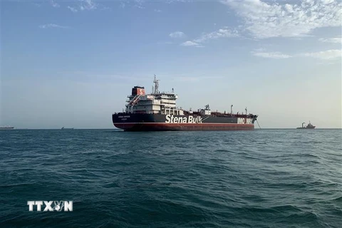 Tàu chở dầu mang cờ Anh Stena Impero ở gần Eo biển Hormuz ngày 21/7/2019. (Ảnh: THX/ TTXVN)