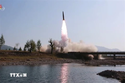 (Ảnh do Đài truyền hình Trung ương Triều Tiên đăng phát ngày 9/5/2019): Một tên lửa tầm ngắn của Triều Tiên được phóng thử tại một địa điểm bí mật. (Ảnh: YONHAP/TTXVN)