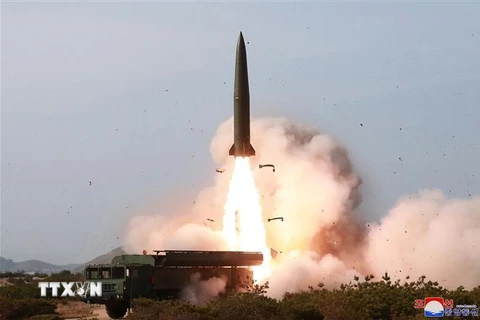 (Ảnh do Hãng thông tấn Trung ương Triều Tiên đăng phát ngày 5/5/2019): Một vụ phóng thử vũ khí chiến thuật của Triều Tiên tại địa điểm không xác định. (Ảnh: AFPTTXVN)