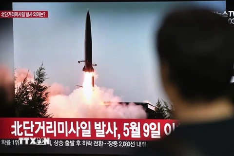 Người dân theo dõi qua màn hình vô tuyến hình ảnh tên lửa Triều Tiên được phóng thử nghiệm, tại nhà ga đường sắt ở Seoul ngày 25/7/2019. (Ảnh: AFP/TTXVN)