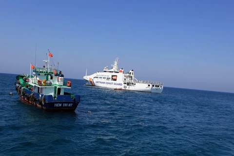 Vùng Cảnh sát biển 2 luôn đồng hành với ngư dân đảo Lý Sơn (Quảng Ngãi). (Ảnh minh họa: Trần Tĩnh/TTXVN)