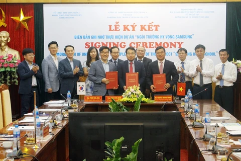 Đại diện UBND tỉnh Bắc Giang cùng đại diện công ty Samsung Việt Nam và tổ chức KFHI ký kết biên bản ghi nhớ dự án Trường học Hy vọng Samsung. (Ảnh: Tùng Lâm/TTXVN)