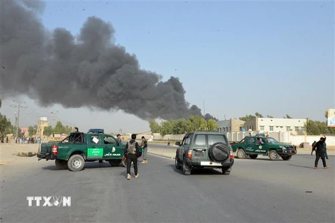Lực lượng an ninh Afghanistan gác tại hiện trường một vụ tấn công ở Kandahar ngày 18/7/2019. (Ảnh: THX/ TTXVN)