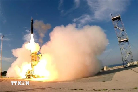 Tên lửa Arrow 3 của Israel được phóng tại một địa điểm bí mật ở phía nam Tel Aviv, ngày 10/12/2015. (Ảnh: AFP/TTXVN)