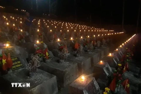 Hàng nghìn ngọn nến tri ân đã được thắp tại Nghĩa trang Quốc gia Vị Xuyên, huyện Vị Xuyên (Hà Giang). (Ảnh minh họa: Nguyễn Chiến/TTXVN)