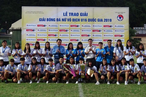 Ban tổ chức trao Giải vô địch cho Đội tuyển Hà Nội. (Ảnh: Diệp Anh/TTXVN)