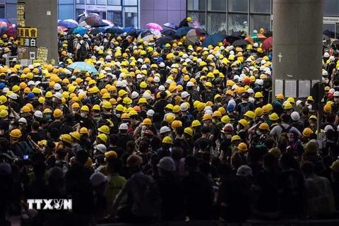 Người biểu tình Hong Kong phong tỏa bên ngoài trụ sở cơ quan chính quyền của Đặc khu hành chính Hong Kong, Trung Quốc ngày 1/7/2019. (Ảnh: AFP/TTXVN)