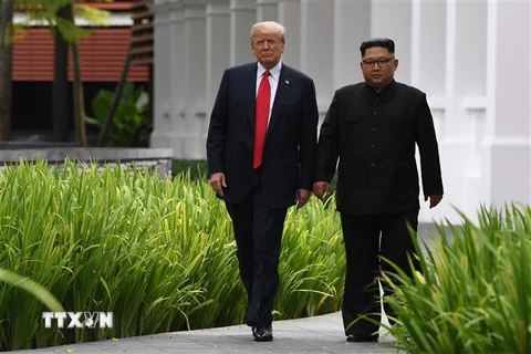 Tổng thống Mỹ Donald Trump (trái) và nhà lãnh đạo Triều Tiên Kim Jong-un tại cuộc gặp thượng đỉnh ở Singapore, tháng 6/2018. (Ảnh: AFP/ TTXVN)