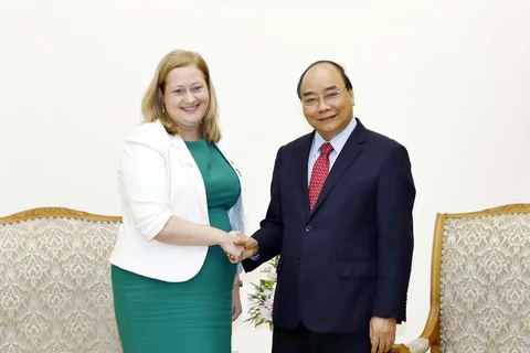 Thủ tướng Nguyễn Xuân Phúc tiếp bà Cáit Moran, Đại sứ nước Cộng hòa Ireland tại Việt Nam đến chào từ biệt kết thúc nhiệm kỳ công tác tại Việt Nam. (Ảnh: Thống Nhất/TTXVN)