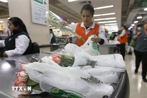 Nhân viên gói hoa tại một siêu thị ở Santiago, Chile ngày 18/7. (Ảnh: AFP/TTXVN)