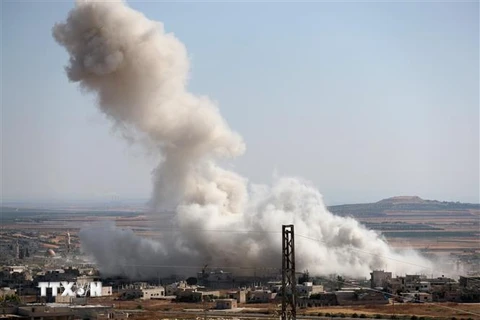 Khói bốc lên trong một cuộc không kích tại khu vực Khan Sheikhun, tỉnh Idlib, Syria, ngày 19/7/2019. (Ảnh: AFP/ TTXVN)