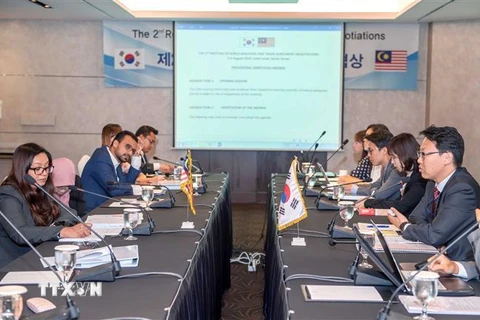 Đại diện của Hàn Quốc và Malaysia tại vòng đàm phán thứ 2 ở Seoul ngày 5/8. (Ảnh: Yonhap/TTXVN)
