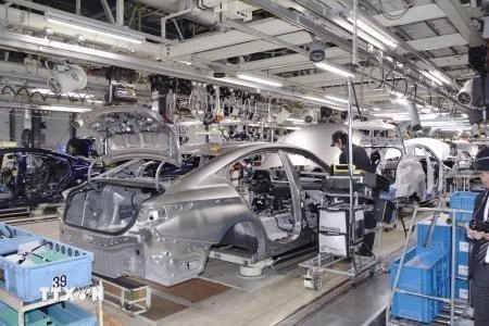 Dây chuyền sản xuất ôtô trong nhà máy của Tập đoàn Toyota ở Miyawaka. (Ảnh: Kyodo/TTXVN)