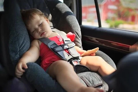 [Video] Đừng để quên trẻ nhỏ trong xe ngoài trời nắng nóng