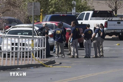 Cảnh sát điều tra tại hiện trường vụ xả súng ở El Paso, bang Texas, Mỹ, ngày 4/8/2019. (Ảnh: AFP/ TTXVN)