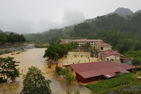 Trường THCS Si Ma Cai chìm trong nước. (Ảnh: Hương Thu/TTXVN)
