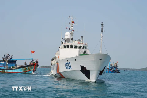 Trưa 7/3/2016, tàu Cảnh sát biển 4037 thuộc Hải đội 201 (Bộ Tư lệnh Vùng Cảnh sát biển 2) đã đưa toàn bộ 22 ngư dân trên 2 tàu cá QNg 94326TS và QNg 98326TS của tỉnh Quảng Ngãi về bờ an toàn, sau hơn 3 ngày tàu bị chết máy, trôi dạt trên biển ở ngư trường
