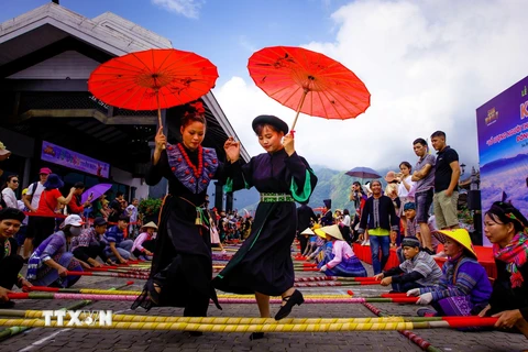 Hơn 6.000 du khách tham gia nhảy, cùng với 600 người dân tộc thiểu số trên địa bàn đảm nhận khâu đập sạp. (Ảnh: Quốc Khánh/TTXVN)
