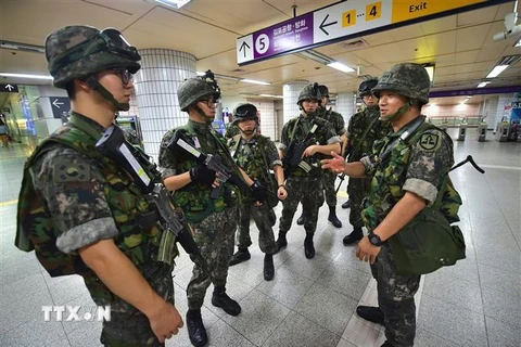 Binh sỹ Hàn Quốc tham gia cuộc tập trận tại nhà ga ở Seoul. (Ảnh: AFP/TTXVN)