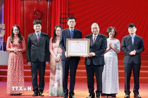 Thủ tướng Nguyễn Xuân Phúc trao tặng Huân chương Lao động hạng Nhất cho Báo Lao động. (Ảnh: Thống Nhất/TTXVN)