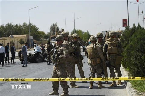 Binh sỹ Mỹ phong tỏa hiện trường một vụ tấn công ở Kabul, Afghanistan, ngày 24/9/2017. (Ảnh: AFP/ TTXVN)