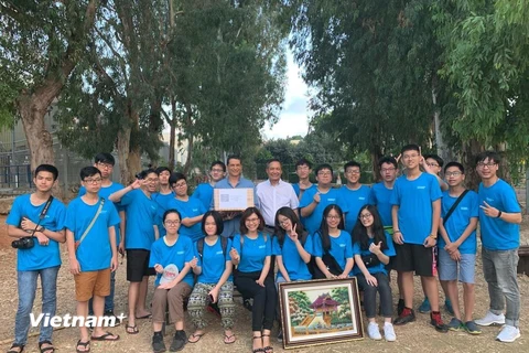 Đại sứ Đỗ Minh Hùng chụp ảnh lưu niệm cùng đoàn học sinh Việt Nam tại trường Hakfar Hayarok, Tel Aviv. (Ảnh: Việt Thắng/Vietnam+)