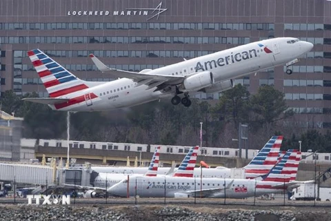 Máy bay của American Airlines cất cánh từ sân bay quốc tế Ronald Reagan Washington ở Arlington, Virginia, Mỹ. (Ảnh: AFP/TTXVN)