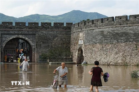 Cảnh ngập lụt sau mưa lớn do bão Lekima tại tỉnh Chiết Giang, Trung Quốc, ngày 11/8/2019. (Ảnh: THX/ TTXVN)