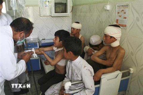 Trẻ em bị thương trong một vụ đánh bom được điều trị tại bệnh viện ở tỉnh Ghazni, Afghanistan, ngày 7/7. (Ảnh: THX/TTXVN)