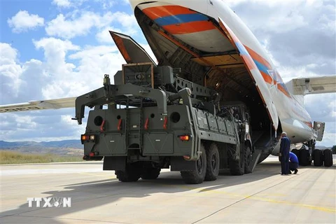 Máy bay vận tải quân sự Antonov của Nga chở một số thành phần của hệ thống phòng thủ tên lửa S-400 hạ cánh tại căn cứ không quân Murted ở Ankara, Thổ Nhĩ Kỳ ngày 12/7/2019. (Ảnh: THX/TTXVN)