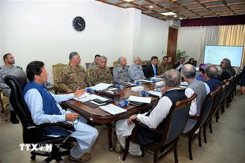 Thủ tướng Pakistan Imran Khan (trái) chủ trì cuộc họp với các quan chức cấp cao tại Islamabad ngày 7/8/2019. (Ảnh: AFP/TTXVN)