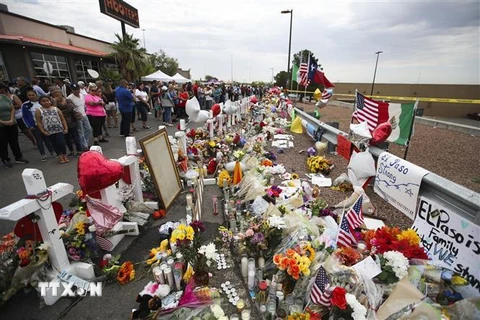 Người dân tưởng niệm các nạn nhân trong vụ xả súng tại El Paso, Texas, Mỹ, ngày 6/8/2019. (Ảnh: THX/ TTXVN)