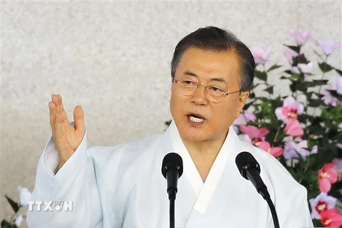 Tổng thống Hàn Quốc Moon Jae-in trong bài phát biểu nhân Ngày giải phóng 15/8 thoát khỏi ách cai trị của phátxít Nhật trên Bán đảo Triều Tiên, tại Cheonan, ngày 15/8/2019. (Ảnh: Yonhap/ TTXVN)