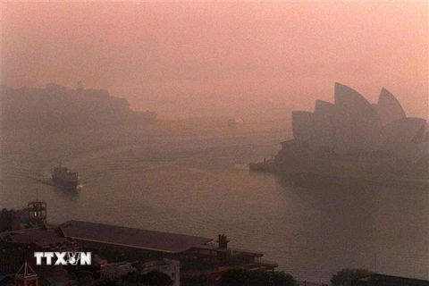 Khói mù do cháy rừng bao phủ cầu cảng Sydney, Australia. (Ảnh: AFP/ TTXVN)