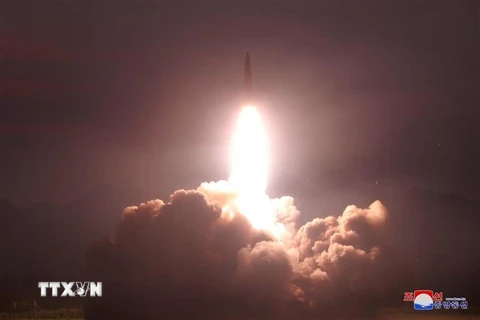(Ảnh do Hãng thông tấn Trung ương Triều Tiên đăng phát ngày 7/8/2019): Tên lửa chiến thuật kiểu mới được Triều Tiên phóng thử nghiệm. (Ảnh: YONHAP/TTXVN)