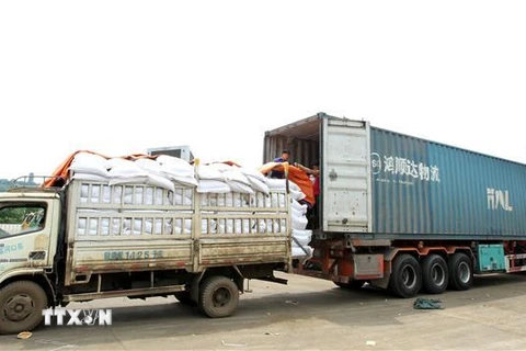 Các xe container bốc xếp hàng hóa tại Cửa khẩu Quốc tế đường bộ số II Kim Thành (TP. Lào Cai). (Ảnh: Quốc Khánh/TTXVN)