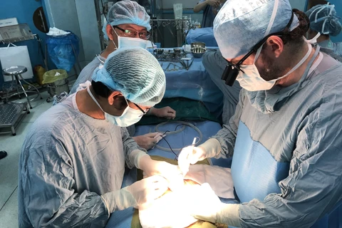 Các bác sỹ Bệnh viện Nhi đồng 2 thực hiện ca phẫu thuật ghép gan cho em bé 16 tháng tuổi. (Ảnh: TTXVN phát)