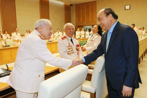 Thủ tướng Nguyễn Xuân Phúc với cán bộ công an chi viện chiến trường miền Nam. (Ảnh: Doãn Tấn/TTXVN)