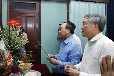 Thủ tướng Nguyễn Xuân Phúc dâng hương tưởng nhớ Bác Hồ tại Nhà 67. (Ảnh: Thống Nhất/TTXVN)